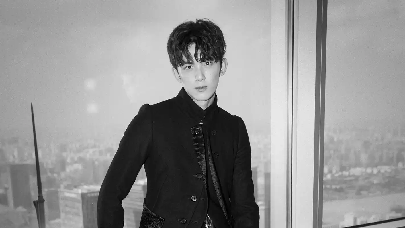 吴磊帅气西装写真图片桌面壁纸