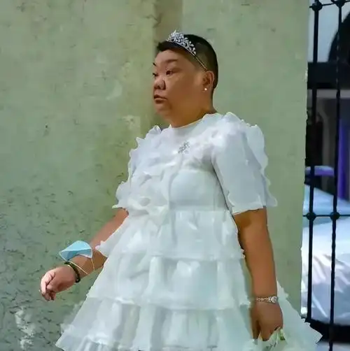 上海胖大妈留板寸头,每天穿洛丽塔不重样引围观,网友议论纷纷