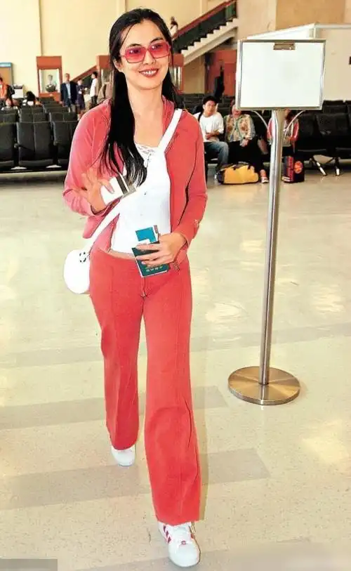 好羡慕王祖贤这状态也太好了吧52岁肤白貌美头发浓密看服了