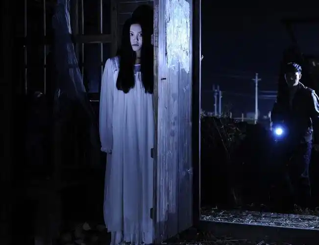 晚上过个地洞就能看到飘过去的白衣女子 住个院吧也要听到革命时期留