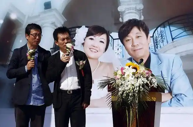 图:高峰与范春玲婚礼现场n2011年,高峰与范春玲在顺义举办了婚礼