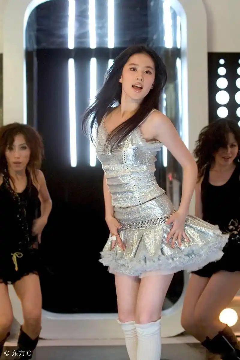 刘亦菲在北京拍摄mv热辣劲舞 仙女也有性感的一面