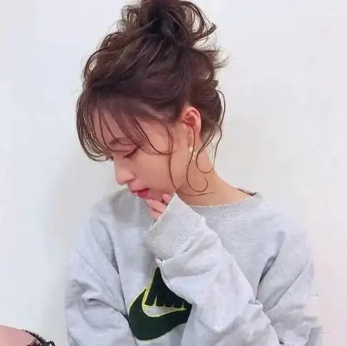 卷发怎么扎好看(螺丝卷发怎么扎比较好看)