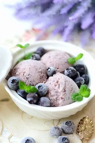 「蓝莓酸奶雪酪」材料:牛奶 200g,原味酸奶200g,蓝莓150g,香蕉100g,细