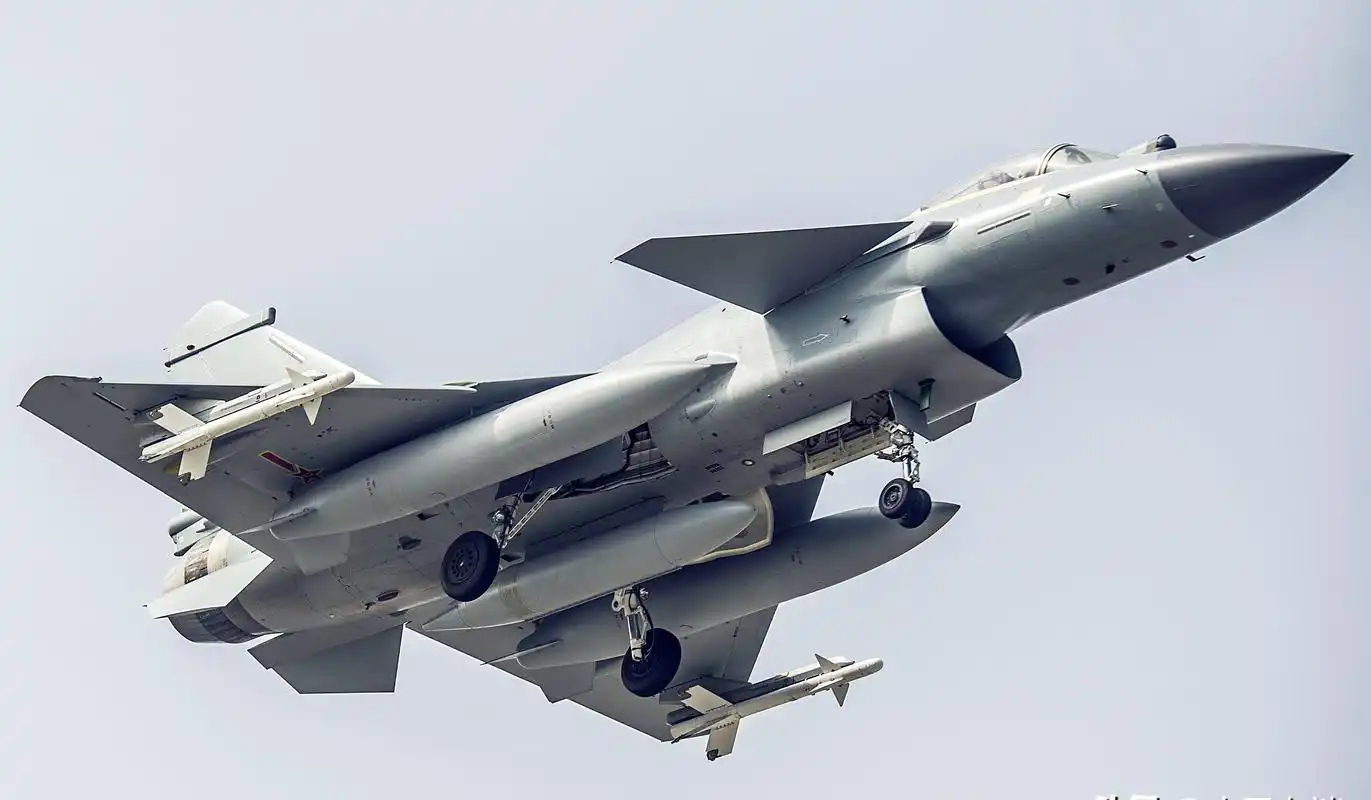 歼-10b,代号:猛龙,是中国歼-10a的改进型多用途单座单发战斗机,配备了