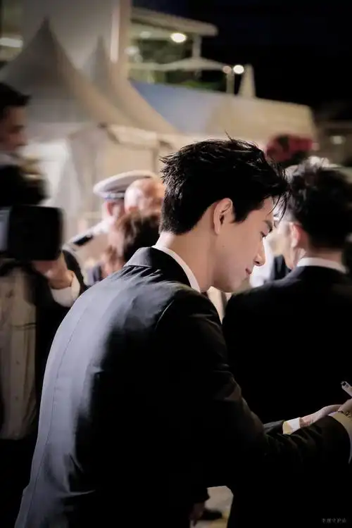 李现戛纳红毯首秀##李现工作室发的戛纳红毯