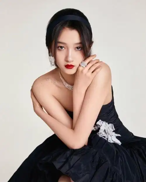 被关晓彤魔女造型惊艳了蓬蓬裙配挑染灰发真正的在逃公主