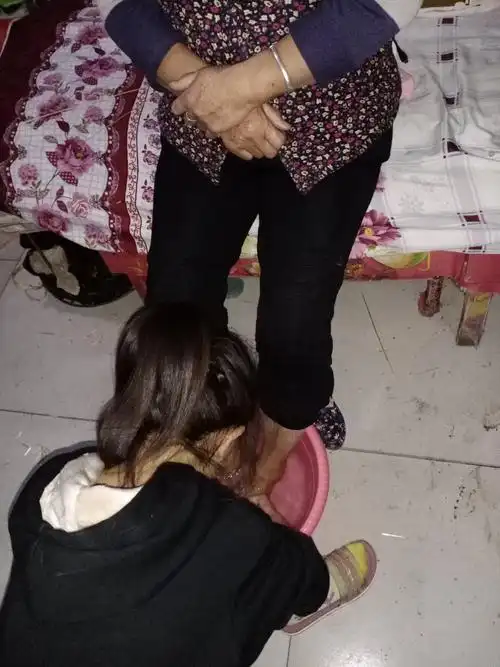 给奶奶洗脚