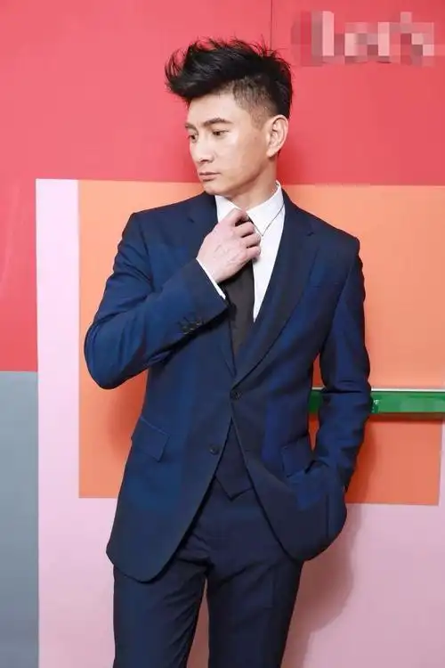 型男发型可以学习吴奇隆演绎的熟男范