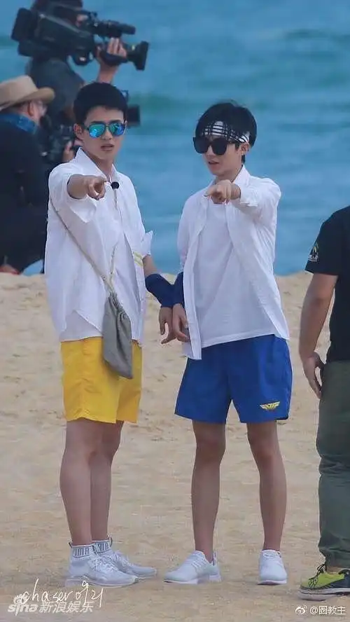 王俊凯刘昊然并肩前行嗨聊不停