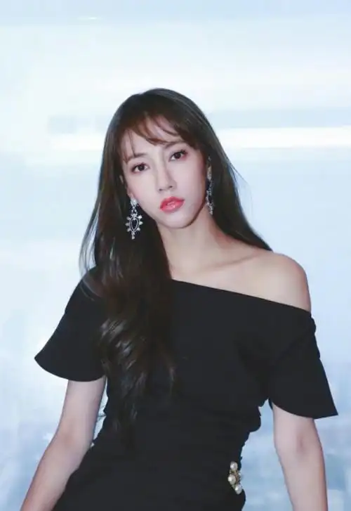 弦子黑色斜肩礼服性感写真