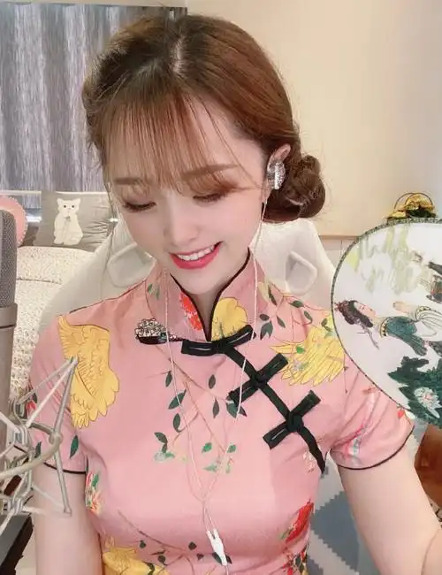 思思的声音和长相形成强烈的反差,但是她的"烟嗓"嗓音属于那种百听不