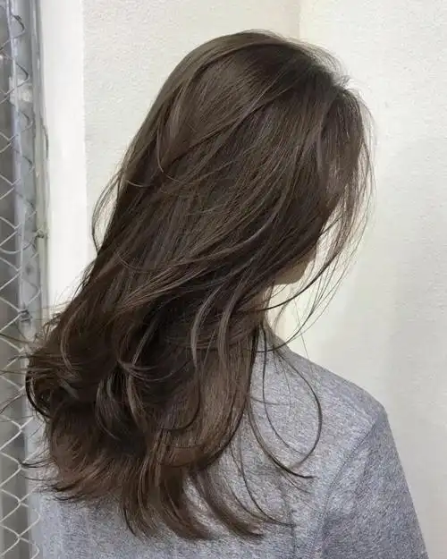 尝试有质感的黑茶色 黑色和冷棕的结合 让你的头发显得超级有光泽感觉