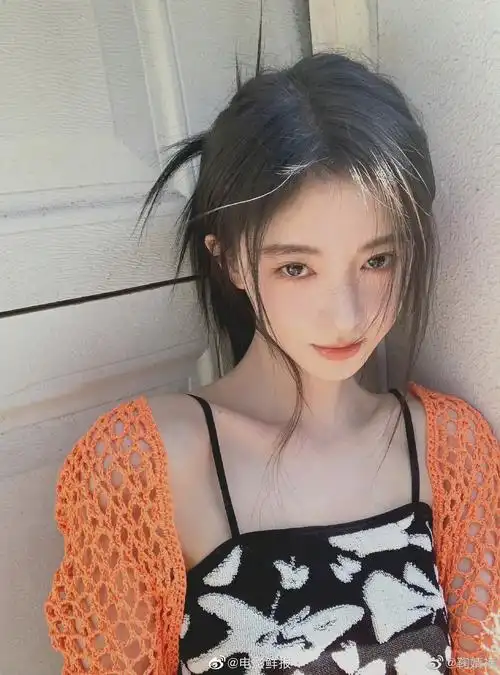 哇塞鞠婧祎的这组橘色开衫照片也太漂亮了吧