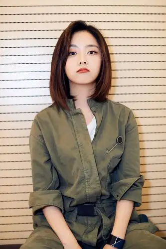 谭松韵波波头造型真减龄28岁秒变成18岁不愧是校园女神