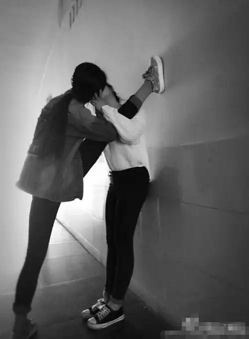 花式一字马壁咚走红网络,网友纷纷尝试高难动作,花样百出逼疯小短腿