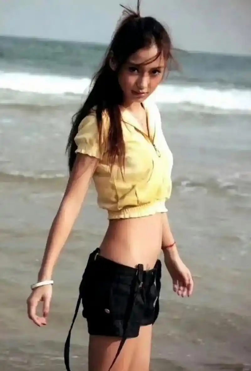 早期的杨颖沙滩照,这细腰太抢眼了,皮肤是经典小麦色! 67