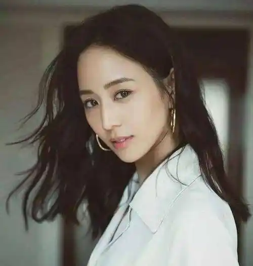 元气女神张钧甯与贾乃亮合影引发网友回忆杀,大呼钟汉良_结局_显得