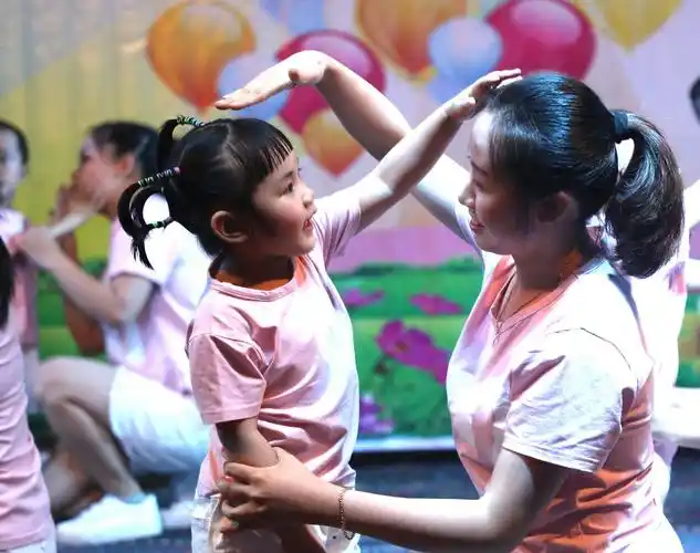 "怀旧经典,共享六一",智艺幼儿园2018欢乐六一活动在武冈大酒店举行