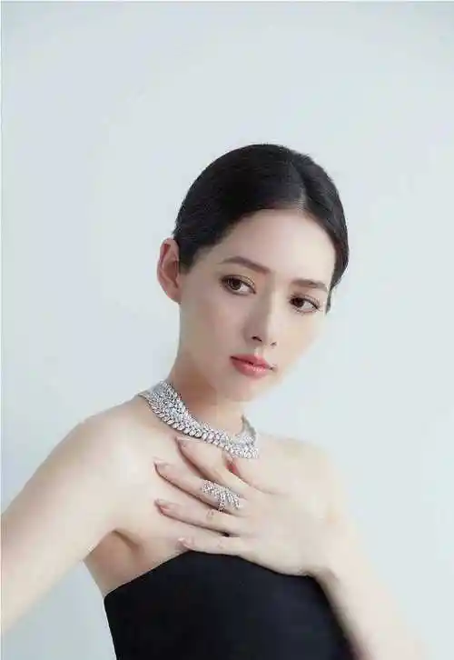 生了娃的郭碧婷晒写真,身材微胖小腹平坦,哺乳期疑云?