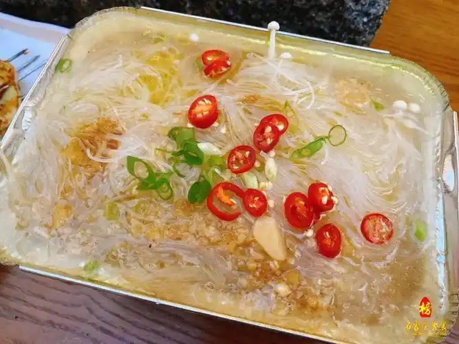 锡纸金针菇的精华在于金针菇和蒜蓉的搭配一上桌就能感受到蒜蓉和金针