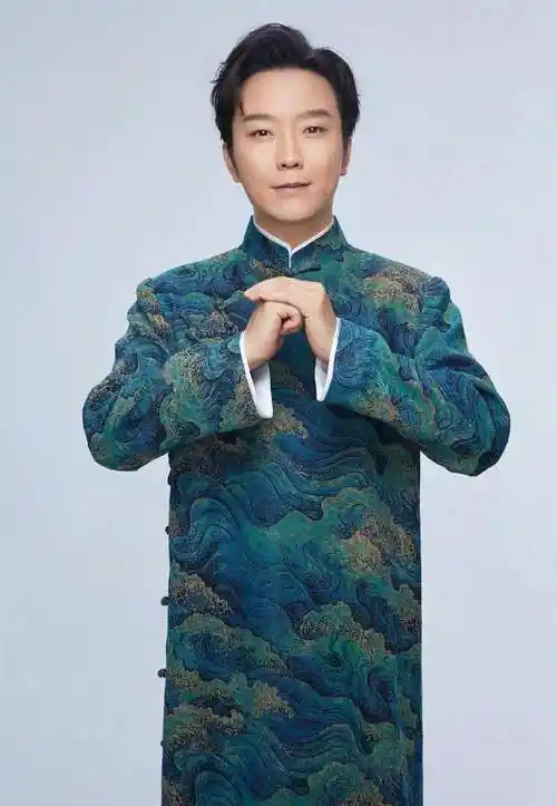 李玉刚衣衫单薄跪雪地呐喊思念父亲露出肚皮面带微笑举止迷惑