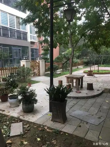 入秋的小区景色宜人,小区一楼400平带小院如同别墅