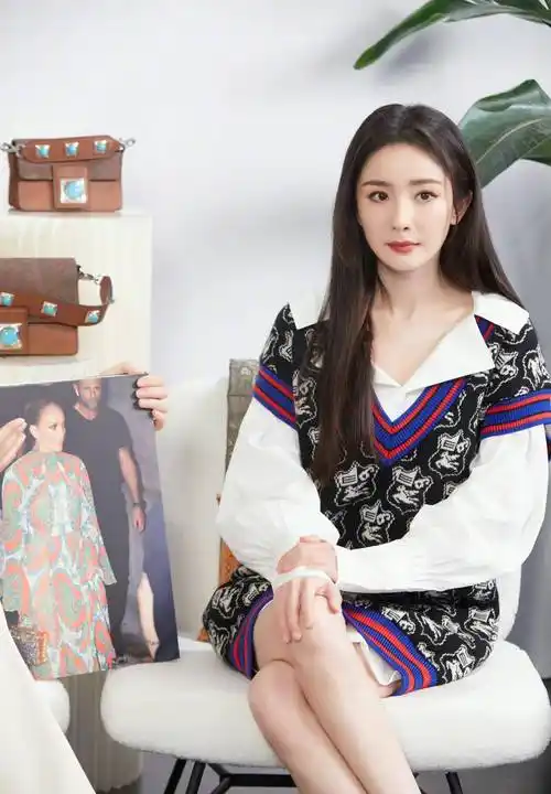 杨幂的"杭州小山"太美了,中国风的穿搭比例匀称, "大幂幂"实至名归