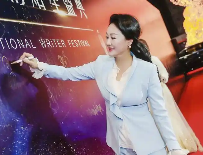 穿低胸纱裙与女儿走红毯,美得别有韵味|连衣裙|蕾丝裙|层次感|王姬