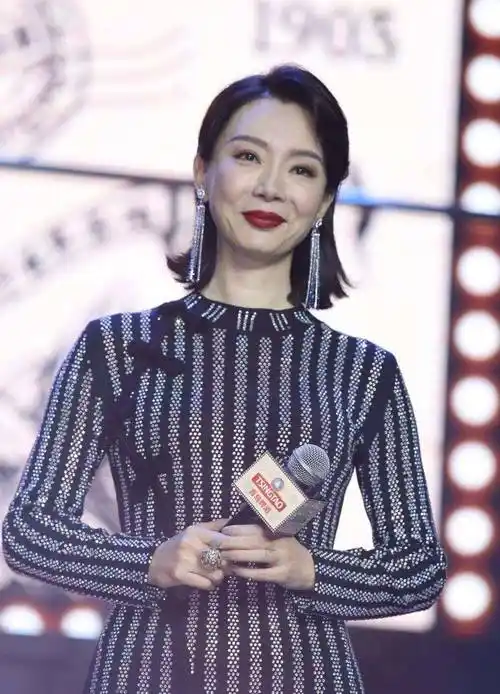 陈数脸崩了,不仅肿胀还满脸的坑洼,在同龄人中算是显老的!