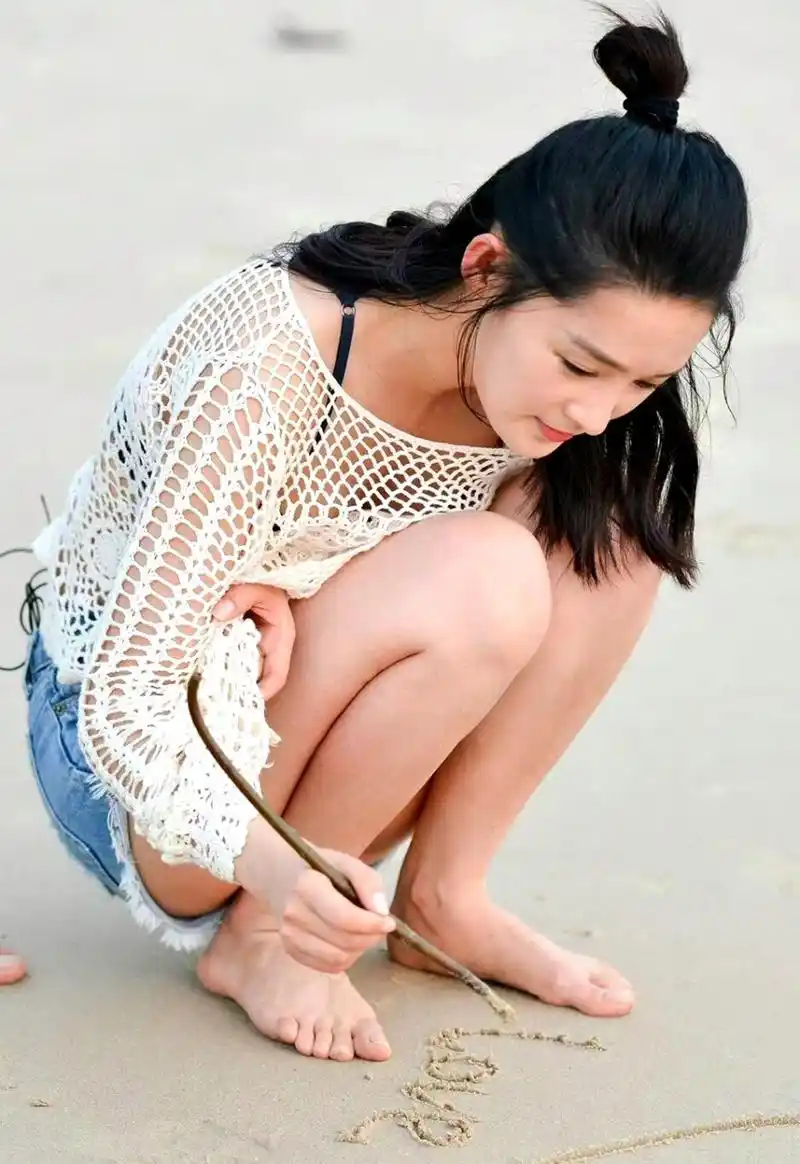 沙滩上一道美丽的风景[打call][打call][打call]#养眼美女# #李沁
