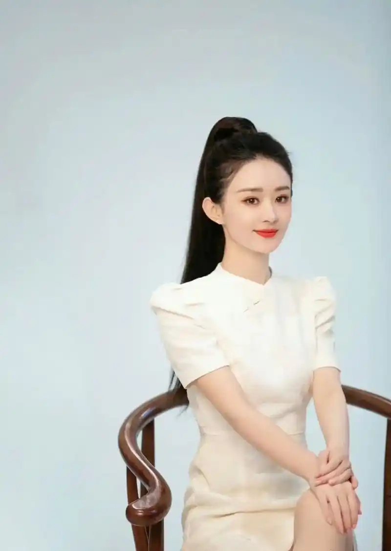 赵丽颖,一身白色旗袍造型,端庄大方,美丽优雅