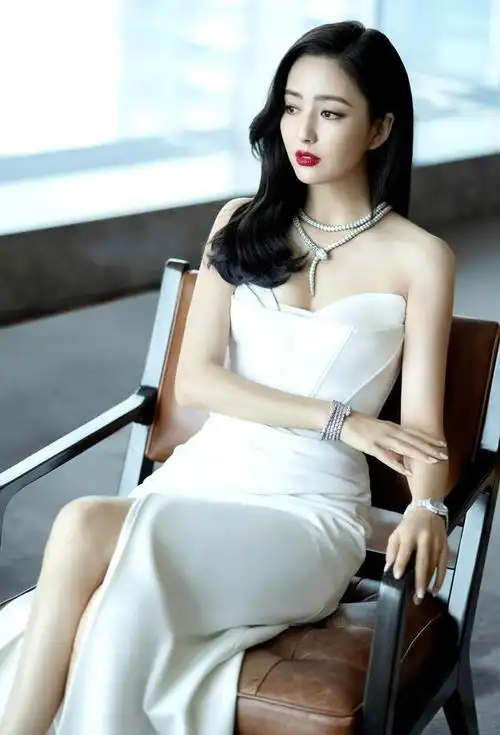 佟丽娅白色抹胸开叉连衣裙好漂亮|佟丽娅_新浪新闻