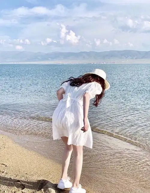 [女神新照]鞠婧祎晒海边旅行照,草帽白裙你喜欢吗? zt