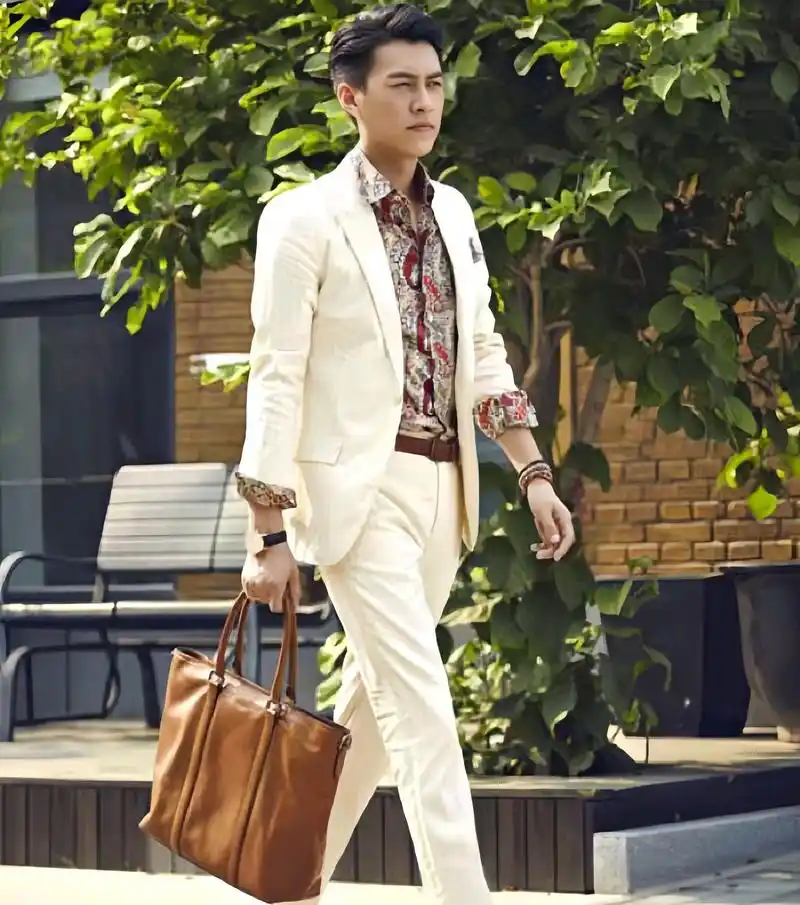 靳东:演艺巅峰的传奇人生 靳东是一个充满才华和魅力的演员,他的成功