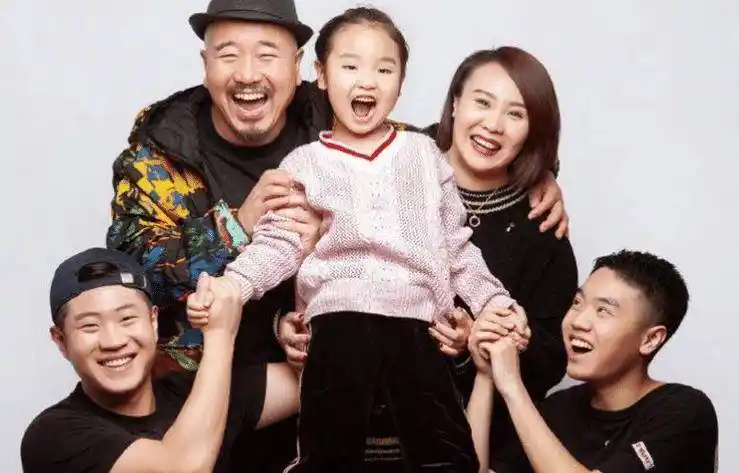 王小利:前妻相伴7年不红,二婚娶李琳后爆红,娶了个旺夫老婆_温美玲