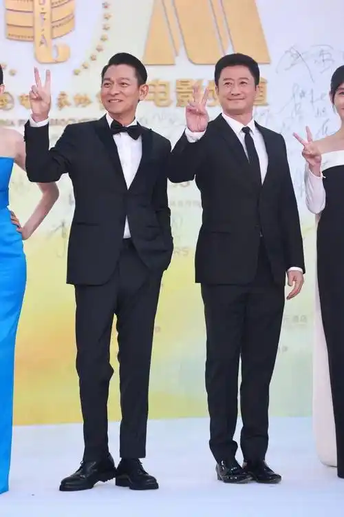 金鸡奖红毯秀星光璀璨,关晓彤造型惹争议,成龙刘德华现身撑场面_电影
