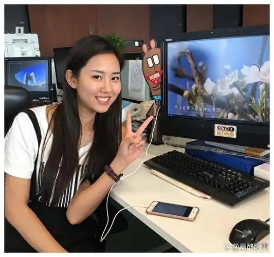 央视《远方的家》主持人伊拉娜,五官精致,肤色偏黑,有种野性美