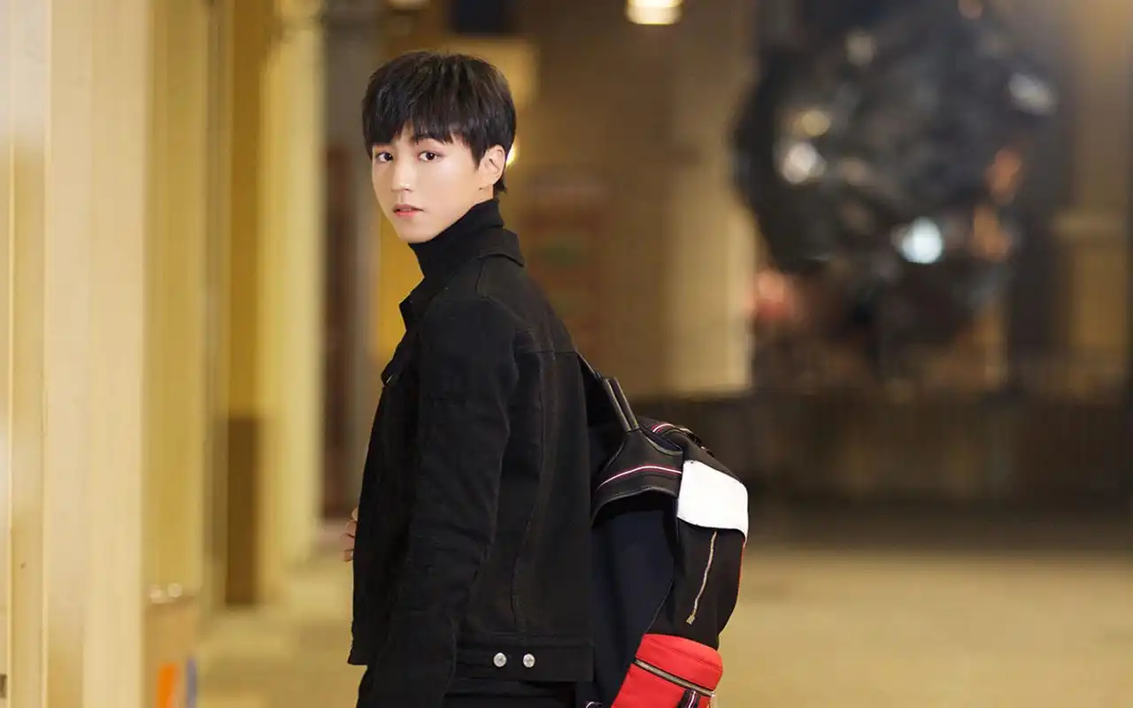 王俊凯时尚帅气街拍图片桌面壁纸