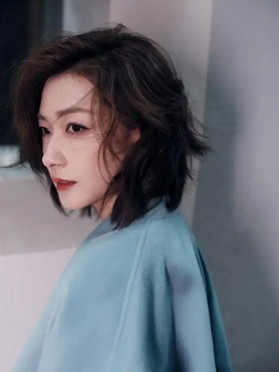 锁骨发out了!夏季短发像万茜这么剪,干练个性,想换发型别错过