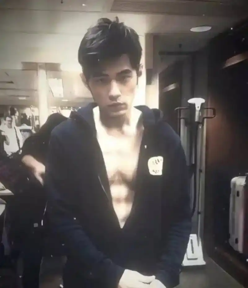 周杰伦年轻时候的身材是真的好,也是有八块腹肌的人,演唱会也都穿的很