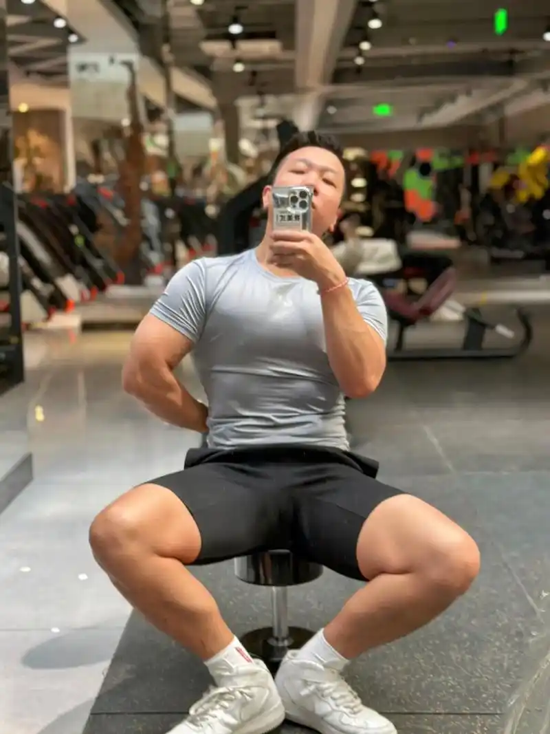 手臂训练日 健身房打卡.#肌肉男养成中 #男人不用太帅像爷们 - 抖音