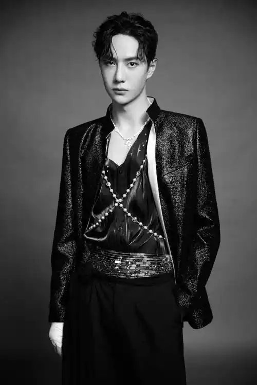 王一博#二,王一博这一组国风照片是肖战与《时尚芭莎》的合作,在这次