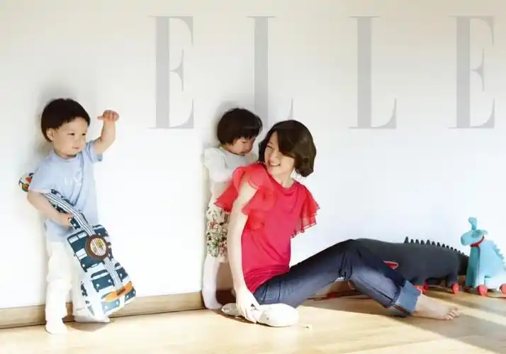 李英爱与双胞胎儿女亲密合影