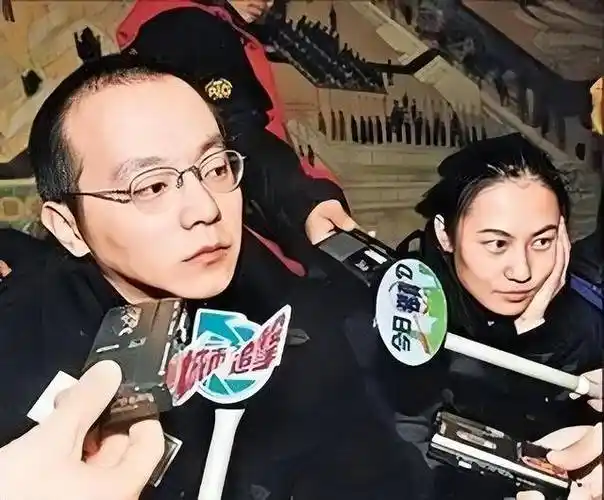 把两位前婆婆当成亲妈,帮助情敌女儿出道,王菲的格局不一般_窦唯名