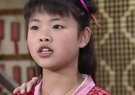 她被称"最丑童星",终于丑小鸭蜕变成白天鹅,现在的她美出天际