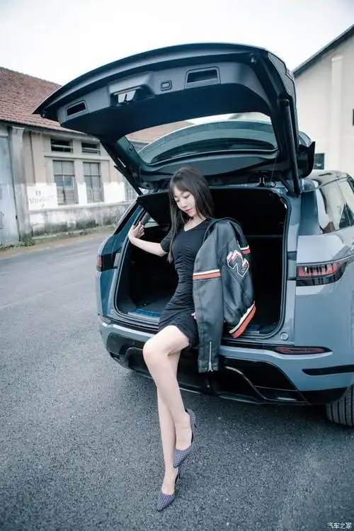 桃桃外传清纯长腿美女评测全新路虎揽胜极光耀黑版