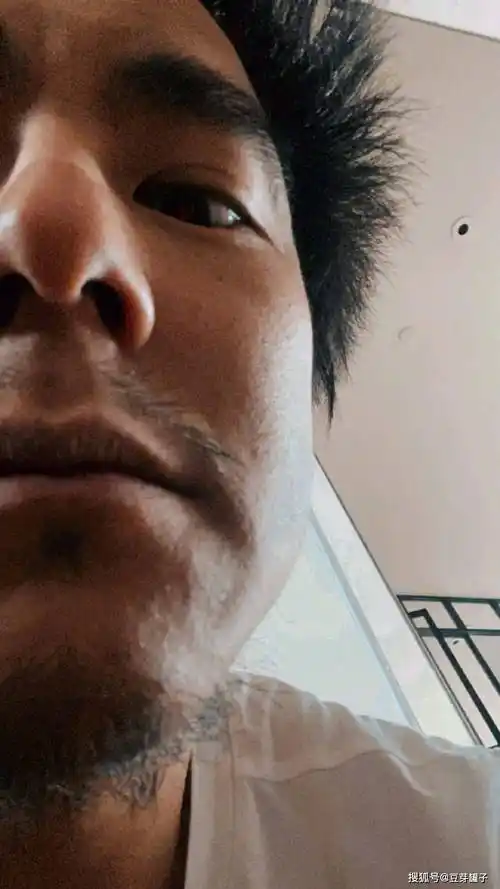 彭于晏「死亡视角」零偶像包袱自拍:满脸皱纹 肥肉,型男变大叔_照片_