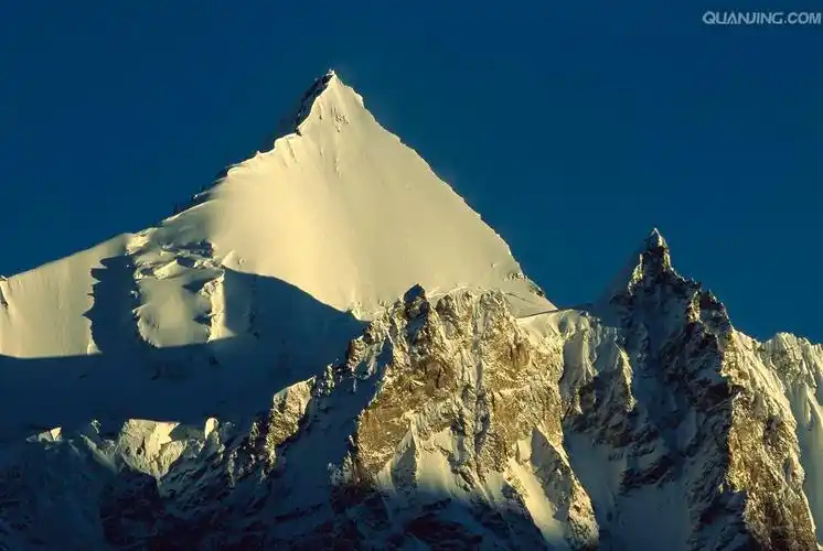 中国新疆12大高峰犹如12根擎天玉柱 - 简书