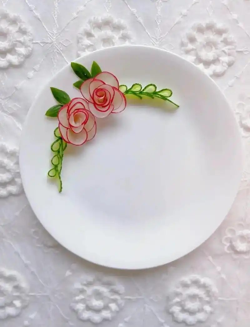 樱桃萝卜花围边摆盘～#摆盘 #餐桌仪式感 #摆盘教程 #美食 - 抖音